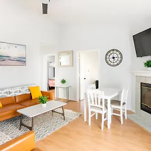  Holiday home Beautiful House Sleeps 12 - Hot Tub - Breakfast - Walk To